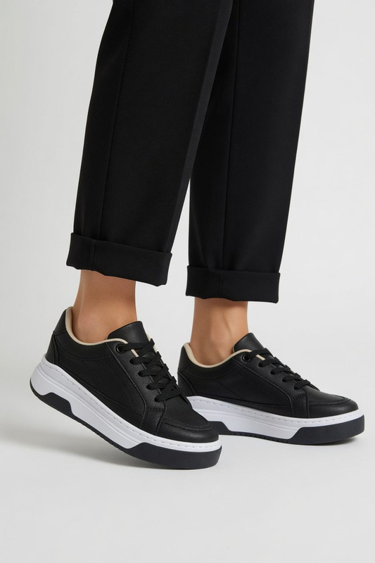 Tenis Uma Negro de silueta minimalista y diseño urbano