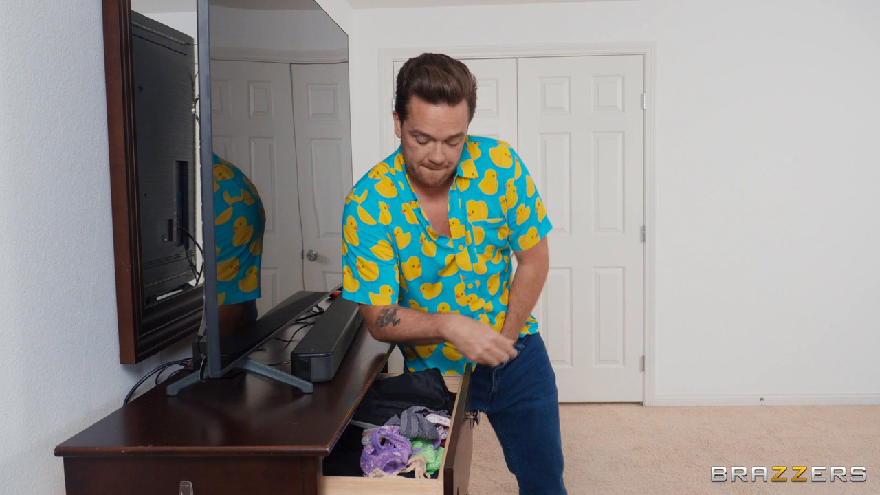 Kayley Gunner - Pervy Brother-In-Law Comes For A Visit - BRAZZERS.mp4.0001