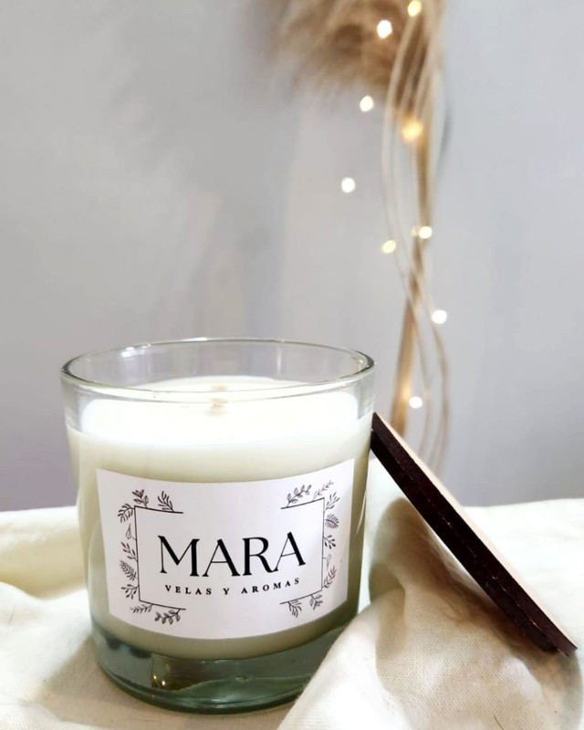Velas de soja en frasco de vidrio reutilizable.