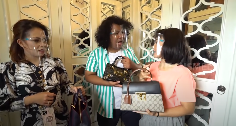 Olla tunjukkan koleksi tas branded miliknya