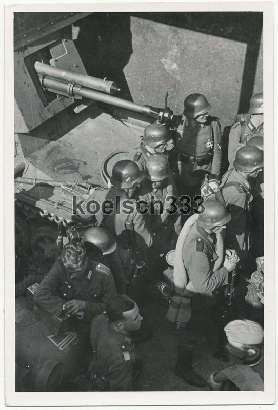 Foto Soldaten der Wehrmacht mit Sturmgepäck am Panzerjäger I an der Ostfront