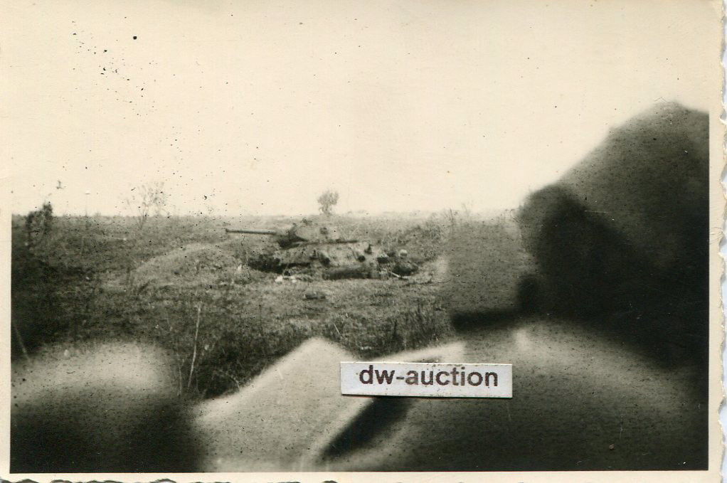 zerstörter russischer Panzer T 34 durch Sturmges