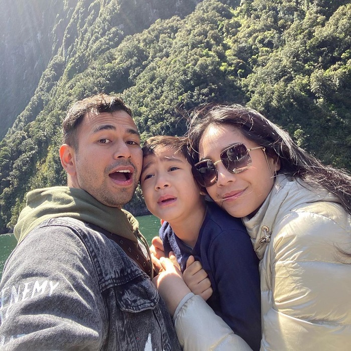 Rafathar berada di pelukan kedua orangtuanya