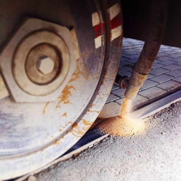 Вы знаете для чего в салоне трамвая нужны ящики с песком?