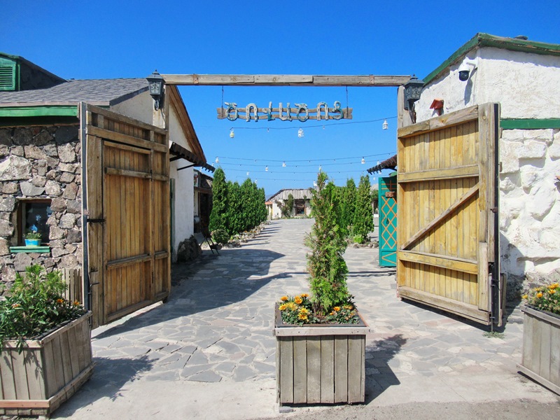 Армения - страна храмов, гор, камней и...