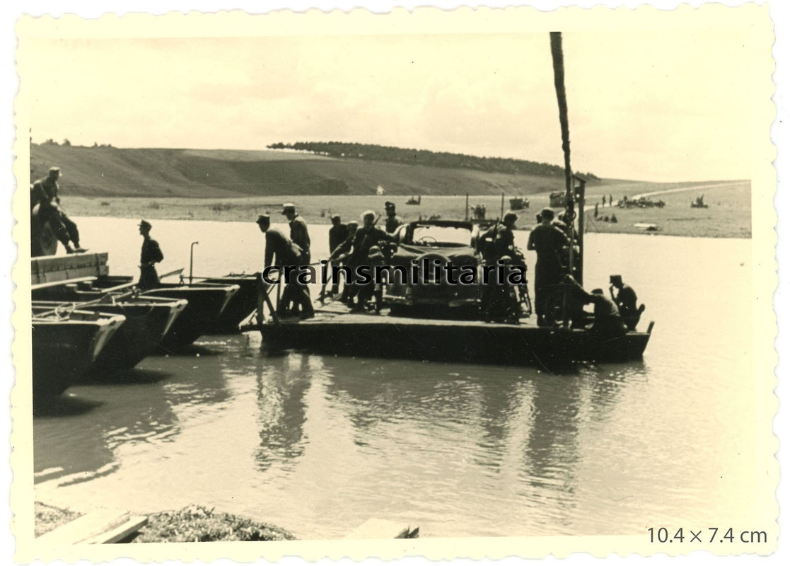 Orig. Foto Gebirgsjäger mit BUG Fähre Lkw in Woltschok b. Winniza Ukraine 1941 (2)