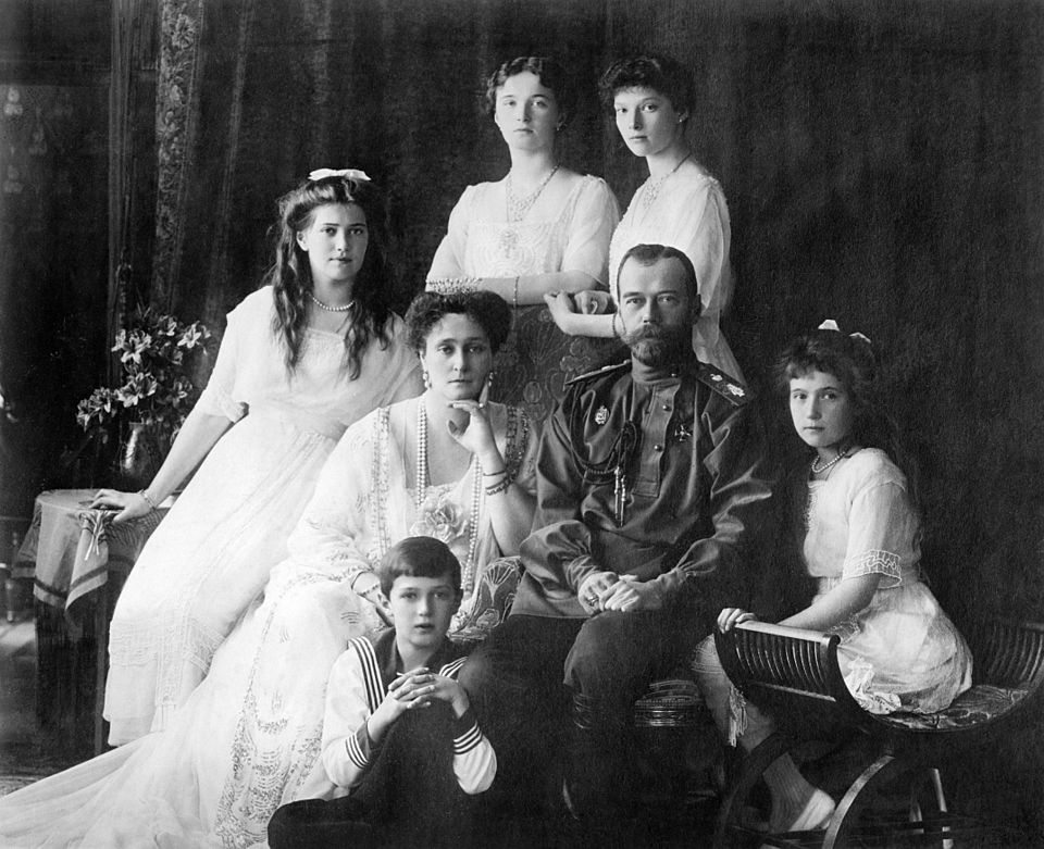 [Слика: 960px-Family-Nicholas-II-of-Russia-ca-1914.jpg]