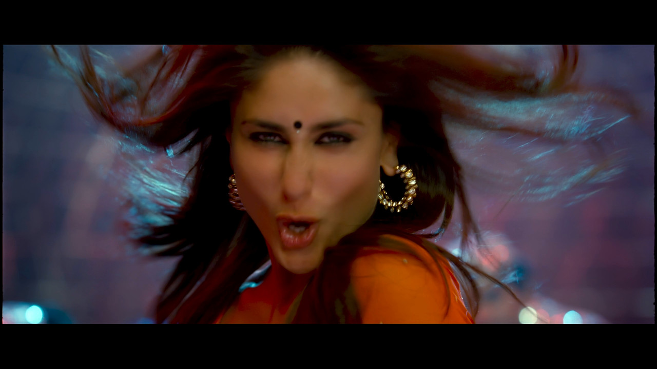 [Image: Kareena-Kapoor-Hot-Halkat-Jawani-From-He...-44-12.jpg]