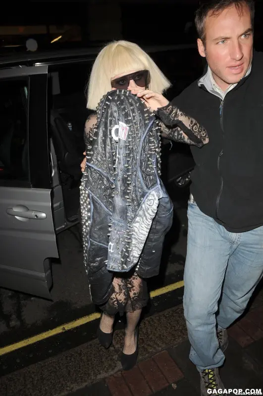 11-4-09-Arriving-at-Hotel-in-London-001.