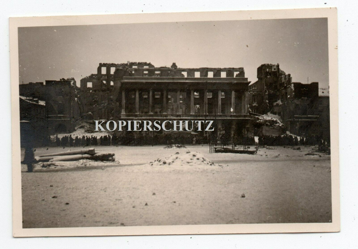 Polen 1939 Warschau Trümmer Zerstörung Schlachtfeld Soldat Einheimische