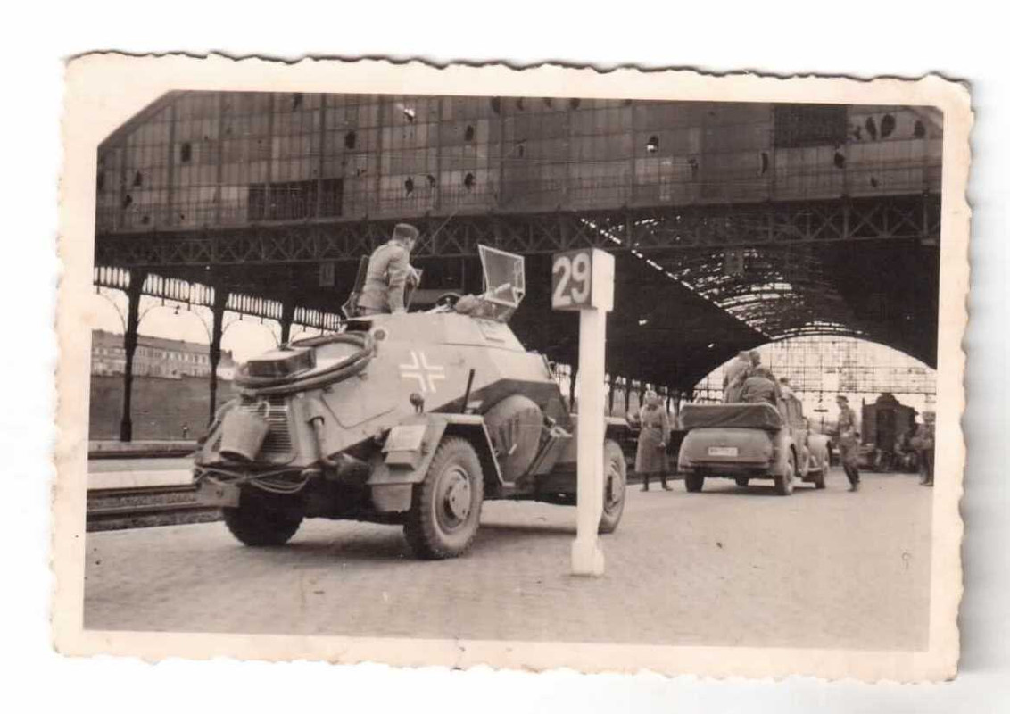 Foto 2.WK GFM von Reichenau im Jeep Bahnhof Löwe