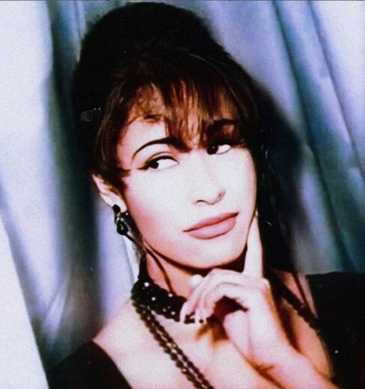 Elton John presume homenaje a Selena Quintanilla