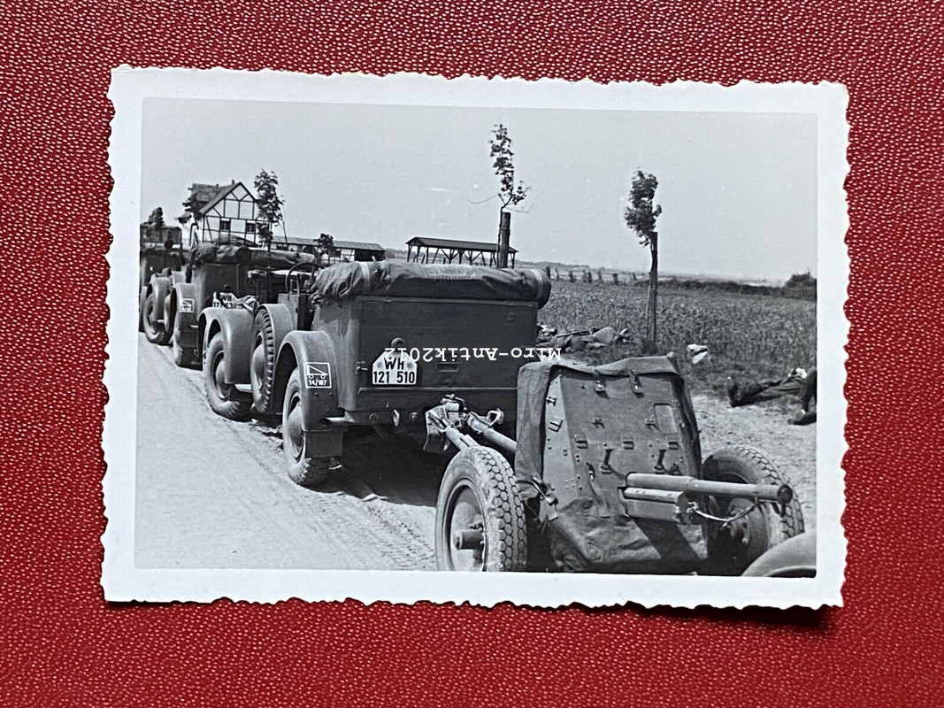Foto, Wk2, Eineits Pkw und 3,7-cm-PaK 36 Geschütz