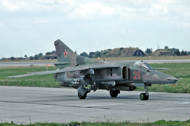 296 APIB MiG-27D 26 Red_61912555172 (2)