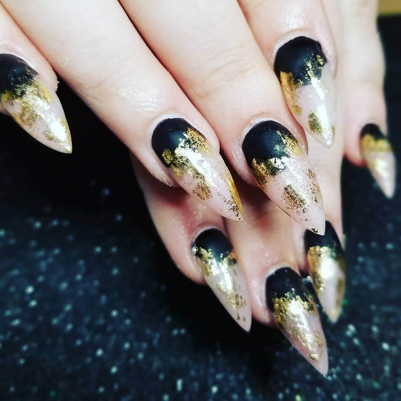 Uñas de acrilico doradas