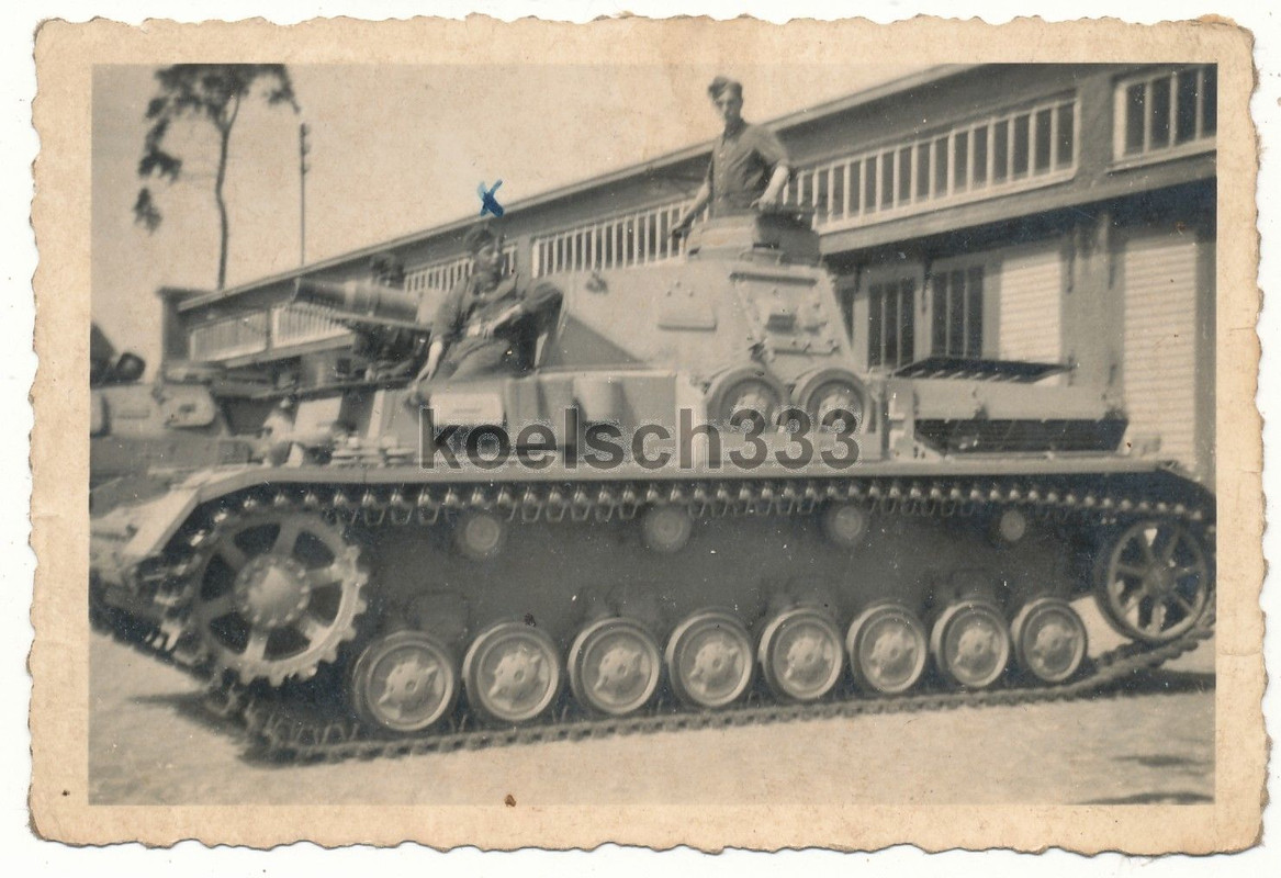 Foto Panzermänner der Wehrmacht auf Panzer IV Kampfwagen vor Fah