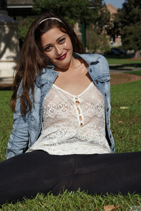 Ella-Purnell-exposes-her-bare-ass-between-library-stacks-4