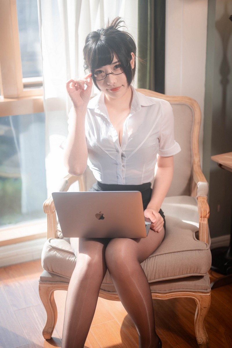 糖果果Candy 室内OL 制服 Cosplay 写真集【102P｜325.8MB】插图1