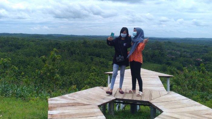 Pengunjung swafoto di Bukit Kunci Desa Bangowan, Kecamatan Jiken, Blora, Rabu (13/1/2021).