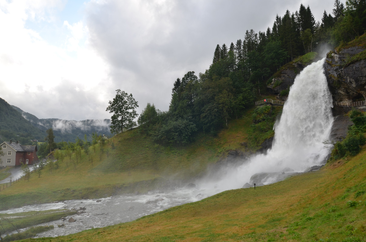 ETAPA 8- Cascada Tvindefossen - Bergen- Cascada Steinsdalsfossen - Noruega 10 días de cabañas y con niños (6)