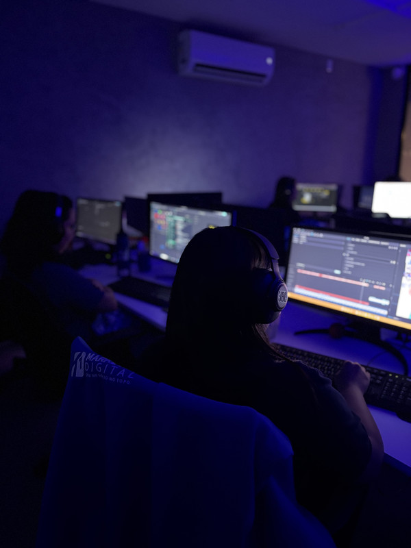 Profissionais de marketing digital trabalhando