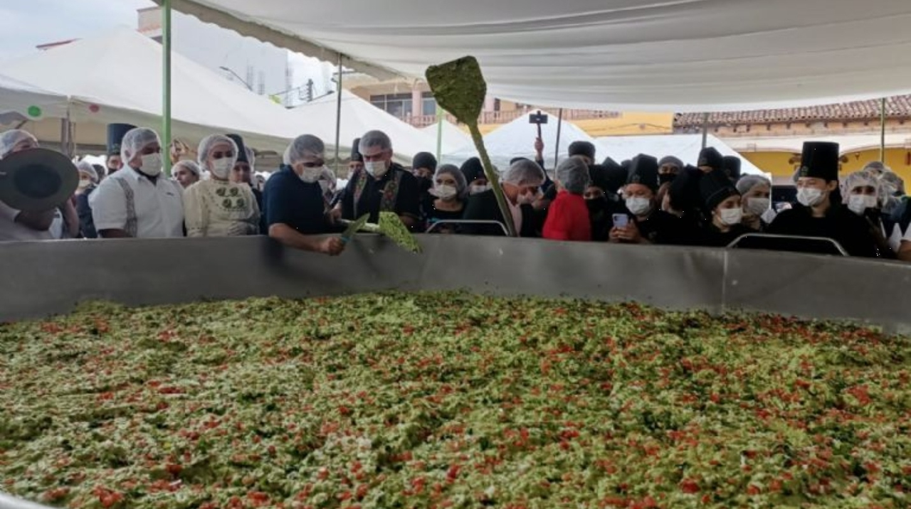 Michoacán rompe Récord Guinness por el guacamole más grande del mundo