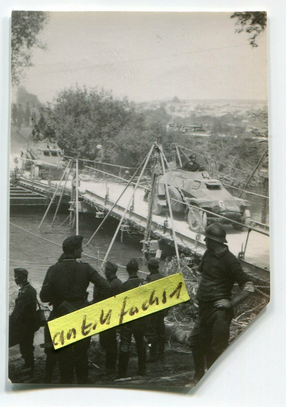Schützen-Panzer mit G am Aisne-Übergang bei Rethel in Frankreich