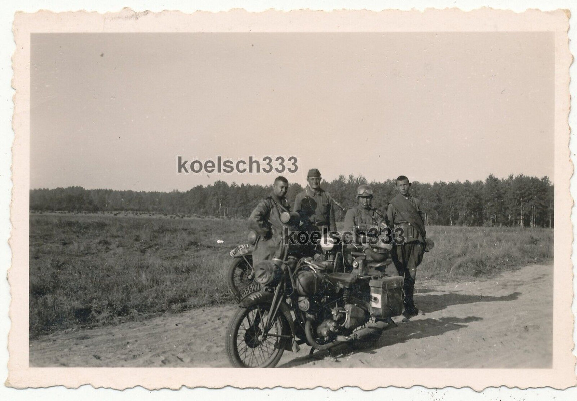 Foto Kradschützen der Wehrmacht mit gefangenen russischen Soldaten im Osten 1941