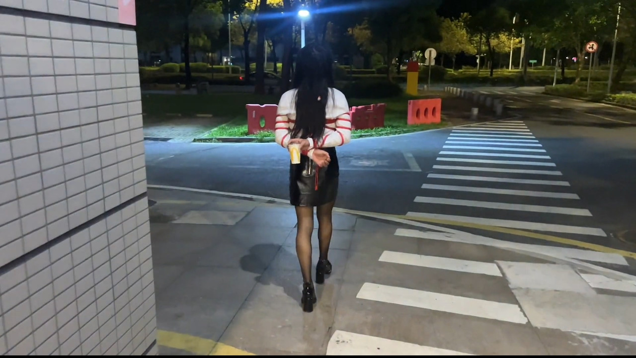 桃花岛 麦当劳捆绑和店员小姐姐互动，户外包臀裙黑丝高跟捆绑外出 下.mp4_20250929_185451.706
