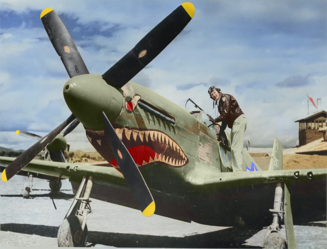 Photos colorisees  - Page 39 Tex-Hill-et-son-P-51-Mustang-1944