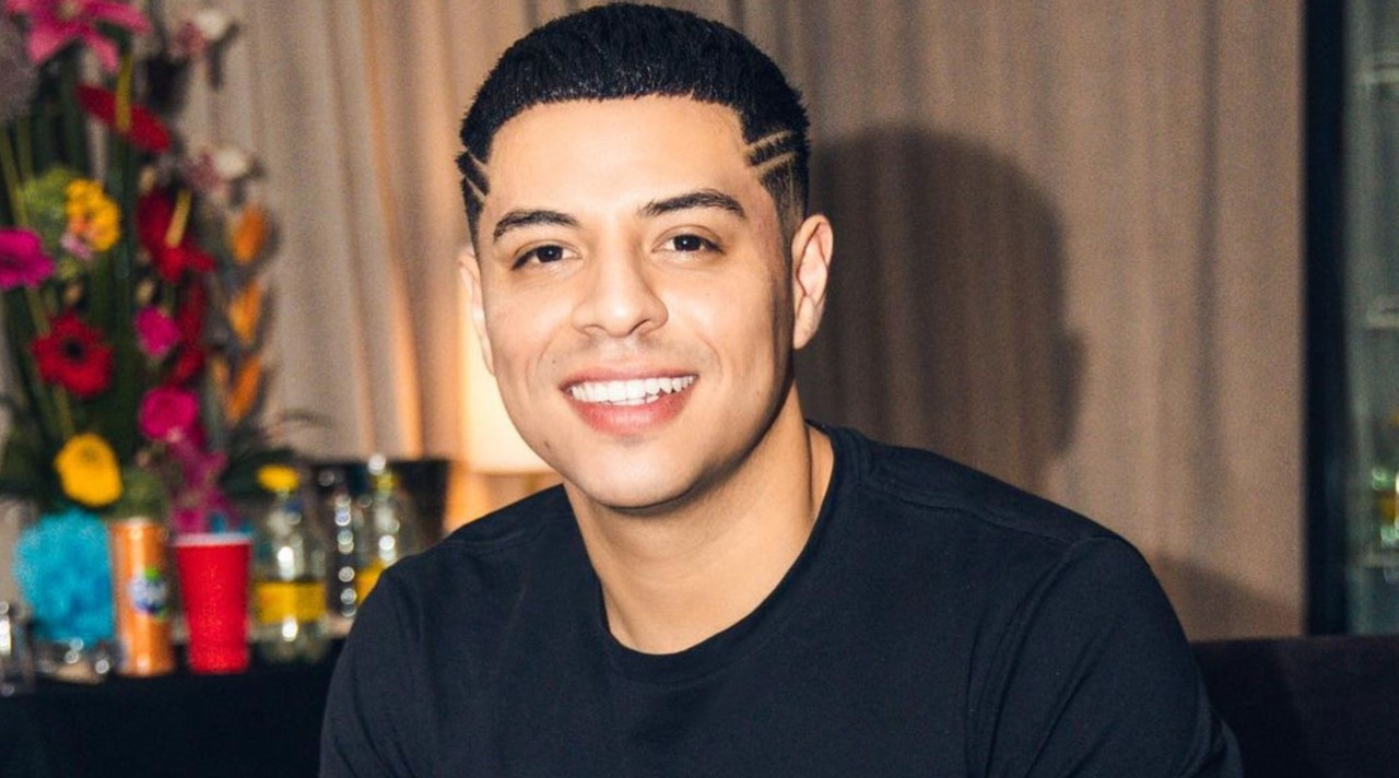 Eduin Caz emborracha a Hector Herrera en pleno concierto de Grupo Firme