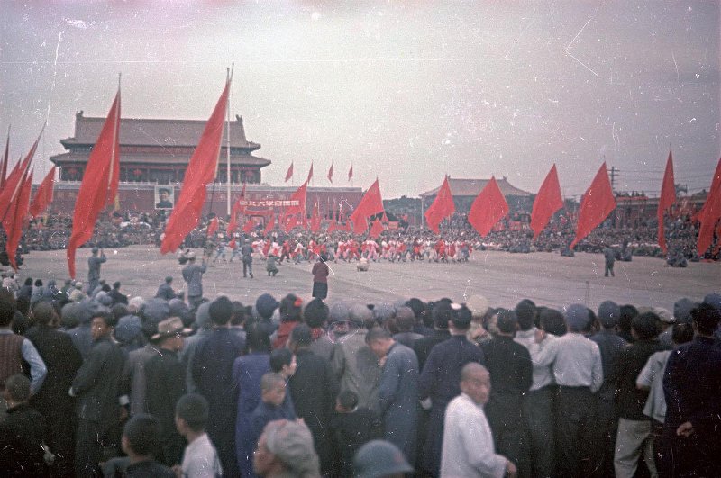 Провозглашение Китайской Народной Республики 1 октября 1949 г. снимке, Владиславович, Владислав, Микоша, серой, куртке, СНИМКОВ, МНОГОМНОГО, КАТОМ, фотокинооператор, советский, случаю, октября, Тяньаньмэ́нь, площади, провозглашение, Китайской, автор, республики, Народной