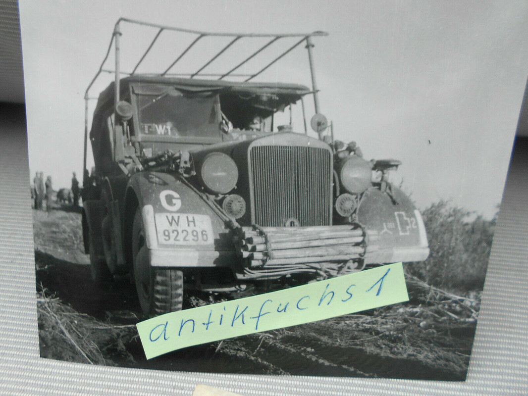 schwerer Kübelwagen mit Funk-Rahmen-Antenne im Kurland-Kessel 1945