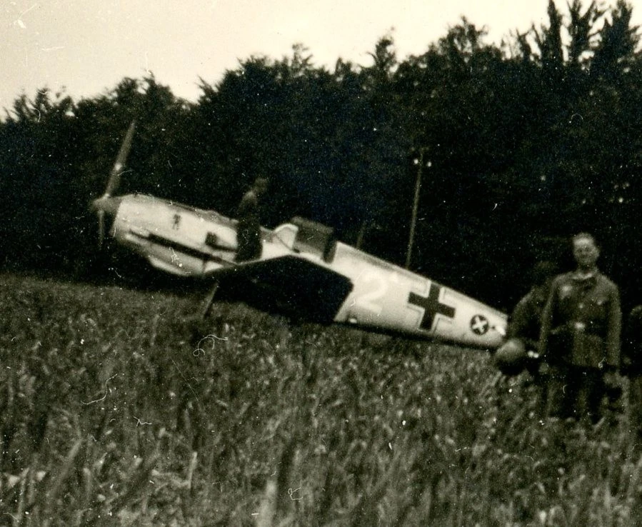 Foto Luftwaffe Flugzeug Me 109 mit Wappen Nr 2 E hafen in Frankreich