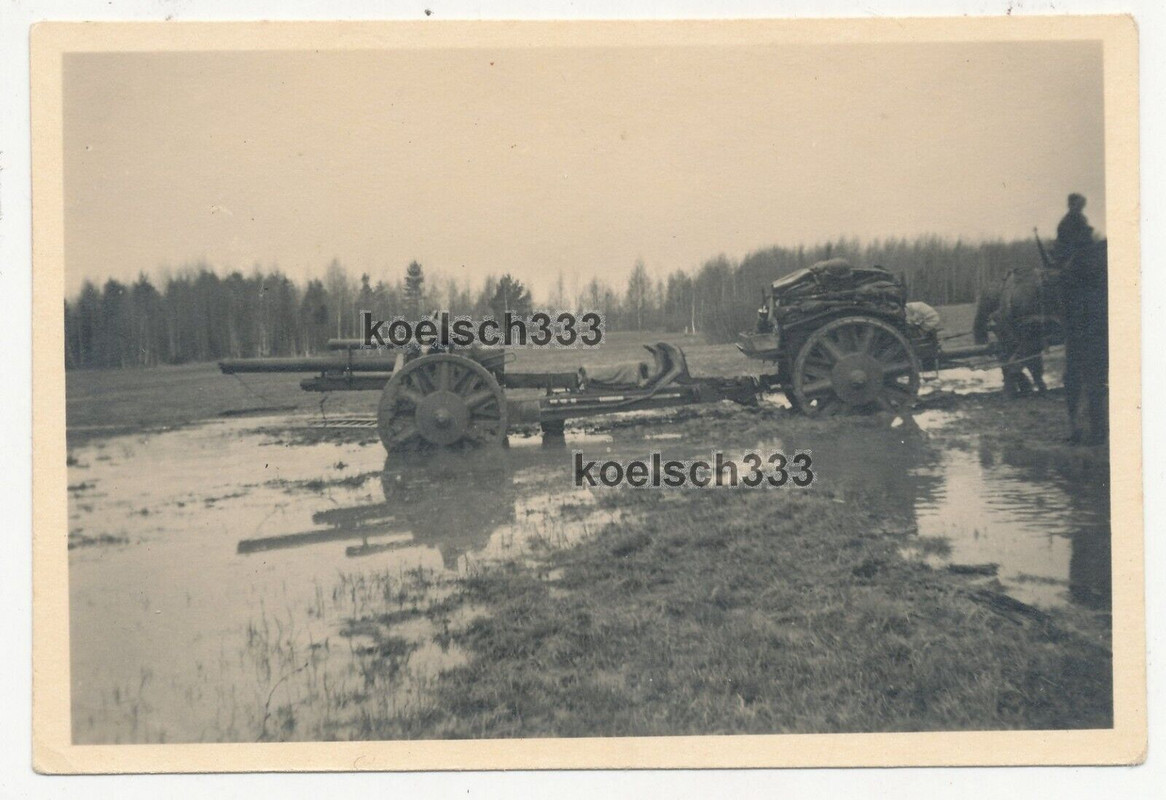 Foto Pferde bespannte Protze und Artillerie Geschütz auf dem Marsch im Osten ...