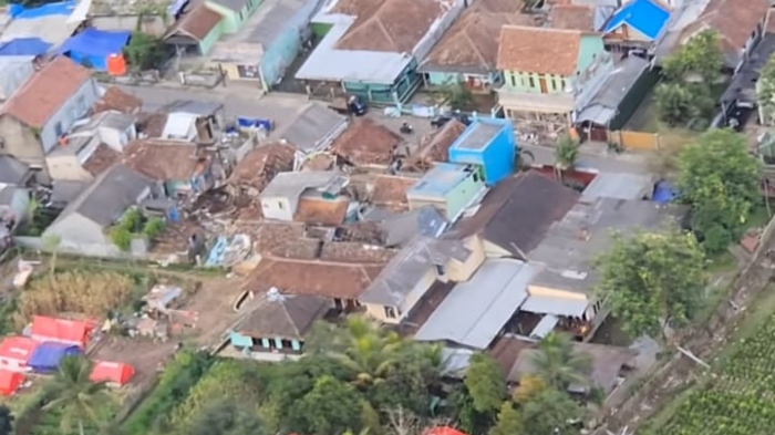 Pasangan Lesti Kejora dan Rizky Billar kunjungi korban gempa Cianjur naik helikopter.
