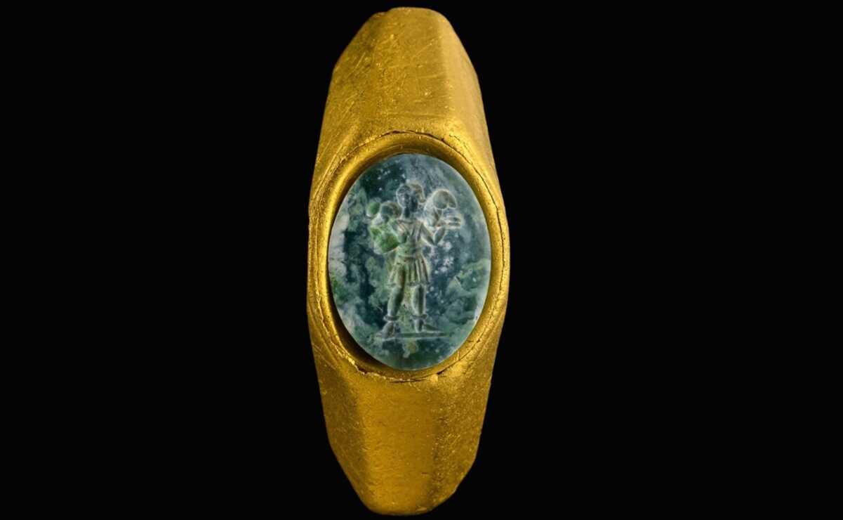 Hallan anillo de oro con la imagen de Jesús, tiene más de mil 700 años