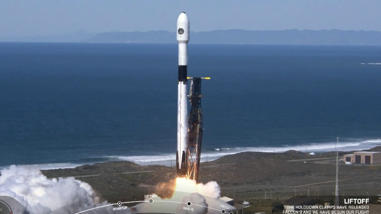 SpaceX lanza 53 satélites Starlink y aterriza Falcon 9 que los transportó