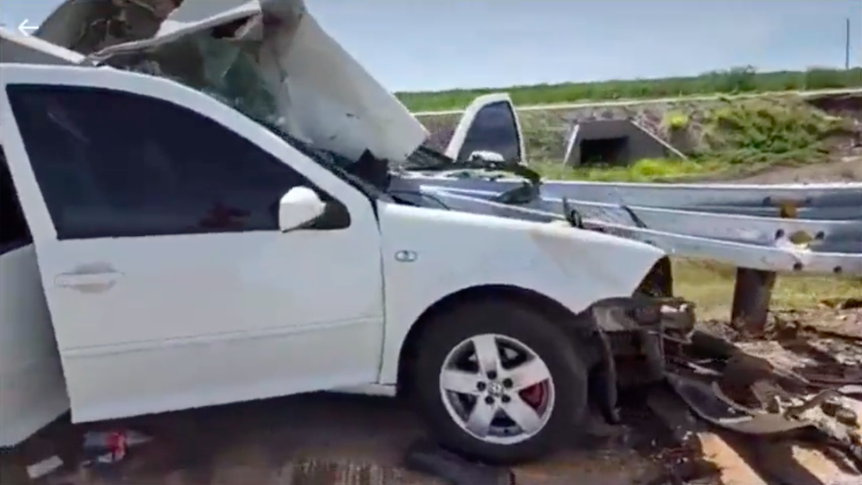 Impactante VIDEO: Vehículo choca contra barra de contención en Empalme; muere familia entera
