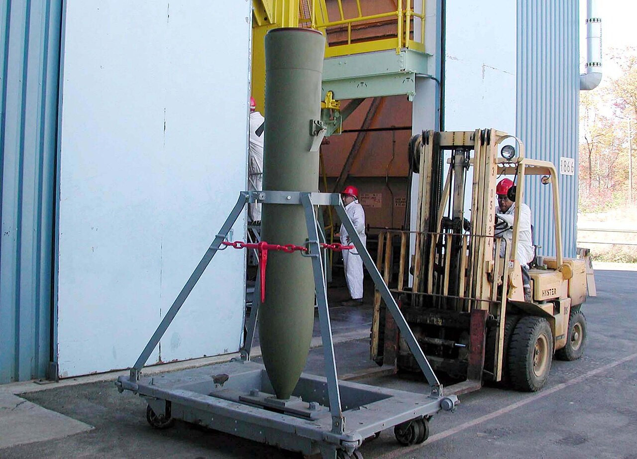 US-Navy-020305-N-6208N-001-Thermobaric-bomb-ready-for-shipping.jpg