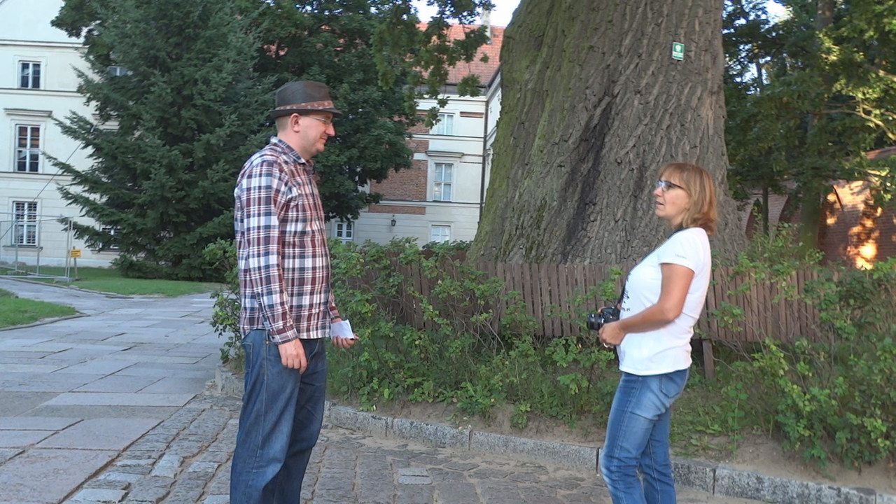 33.29 - Scenku na katedralnym dziedzińcu_002812