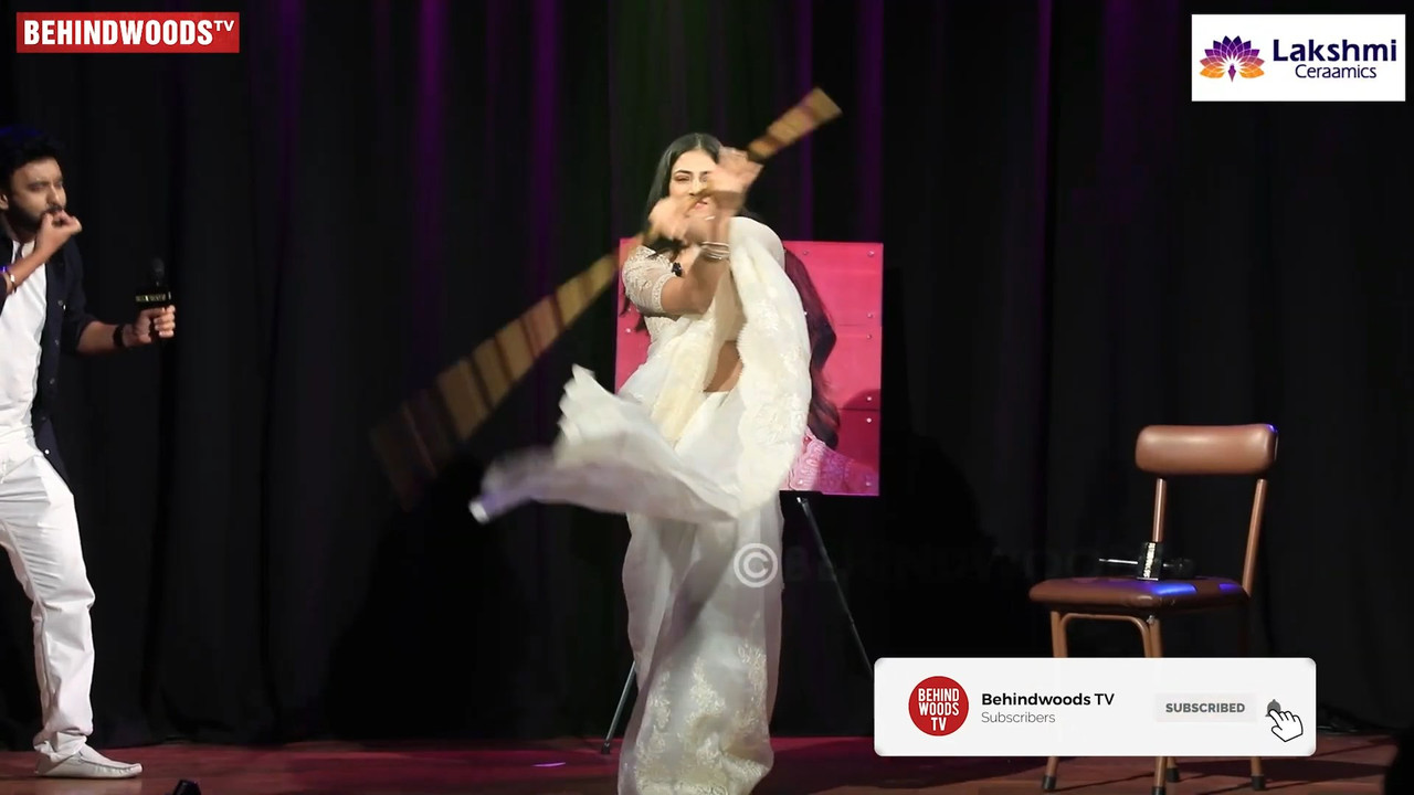 Malavika Mohanan's Underboobs and tummy in white saree.mp4_snapshot_00.32.050