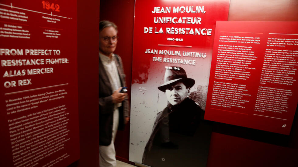Un hombre camina junto a un retrato del líder de la Resistencia francesa Jean Moulin mientras visita el nuevo Museo de la Liberación de París. Pascal Rossignol - Reuters