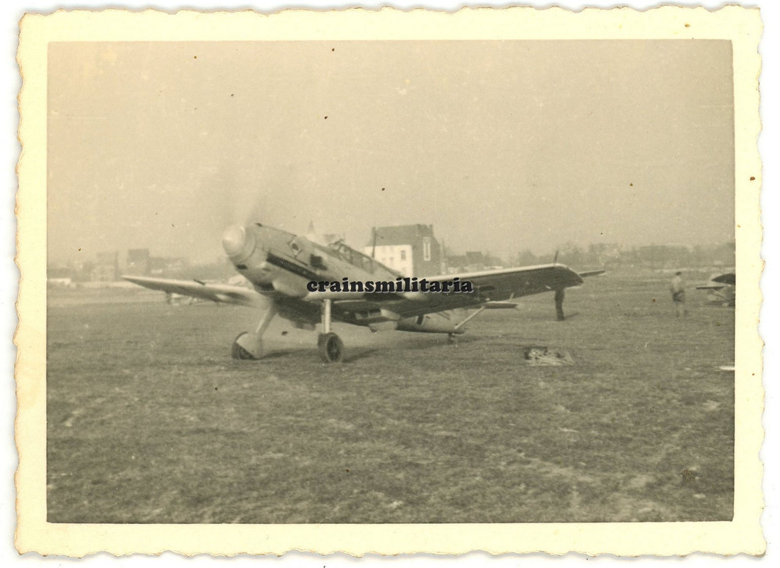 Orig. Foto Messerschmitt Bf 109 Flugzeug JG53 am Flugplatz MONTDIDIER Frankreich (4)