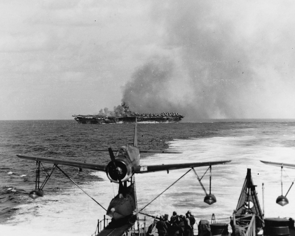 USS-Ticonderoga-en-llamas-frente-a-Formosa-el-21-ene-1945.jpg