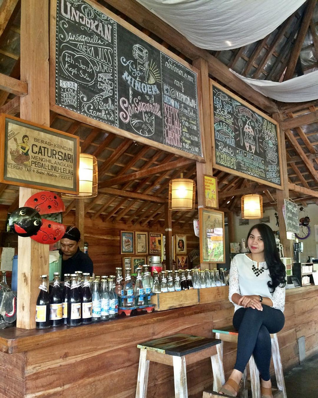 Interior Warung Kepik Sawah lengkap dengan deretan minuman berjajar rapi