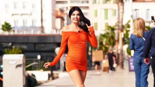 JacquieEtMichelTV – Luna – 25 years old, from Antwerp!