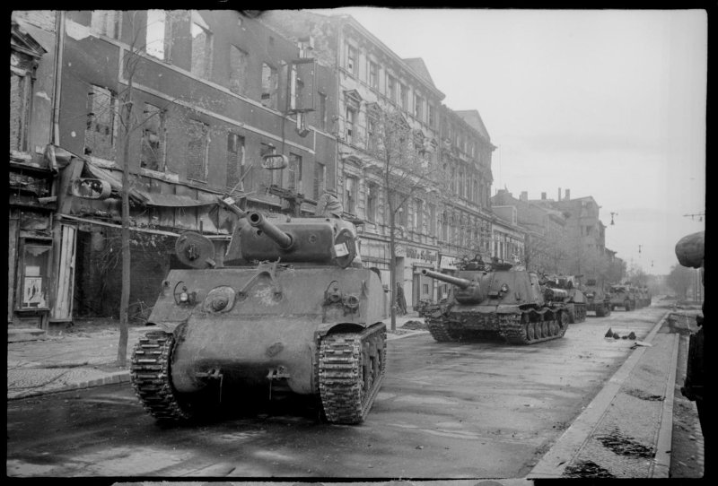 1-й Белорусский фронт. Колонна танков Шерман и самоходных артиллерийских установок СУ-100 на одной и