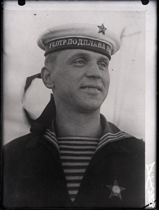 Младший командир торпедистов орденоносной подводной лодки Щ-324 комсомолец Н.Я. Харламов.