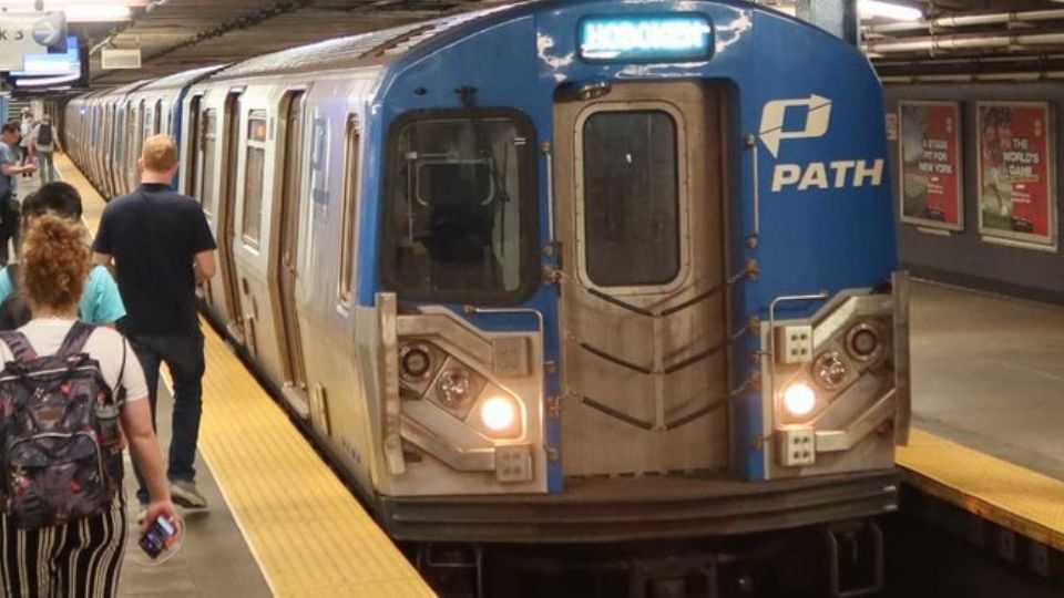 Tragedia en NY: Hombre cae a las vías del Metro y minutos después, tren en sentido contrario lo arrolla